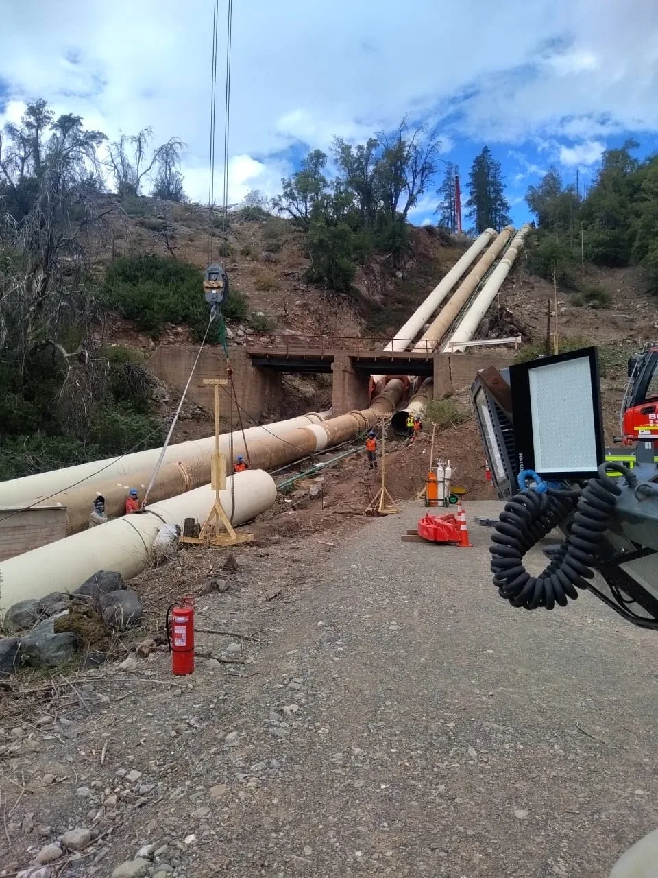 Tubería forzada en ladera de montaña