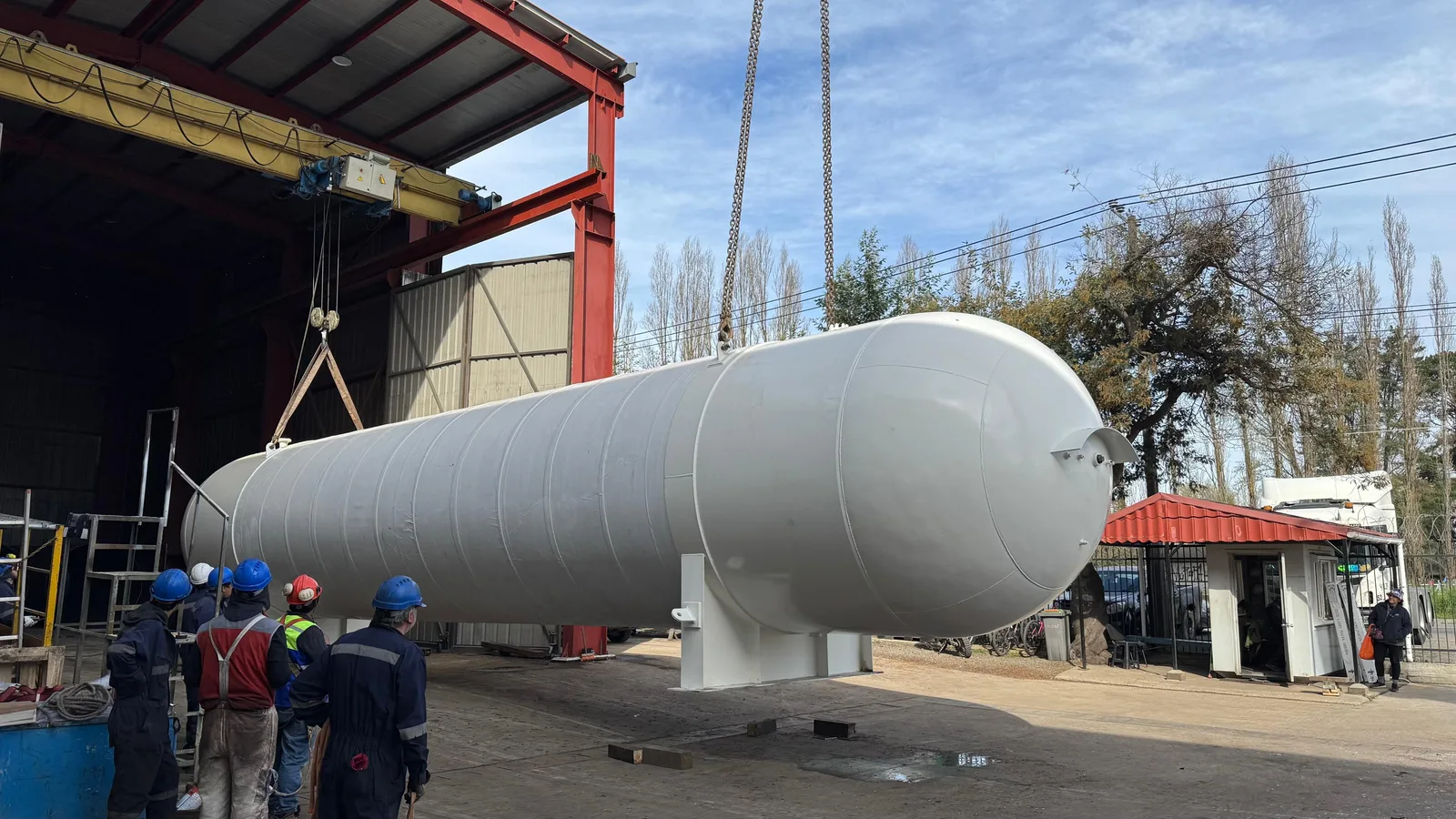 Tanque de GLP pintado izado con pórtico grúa durante su despacho desde el taller de Hidromont