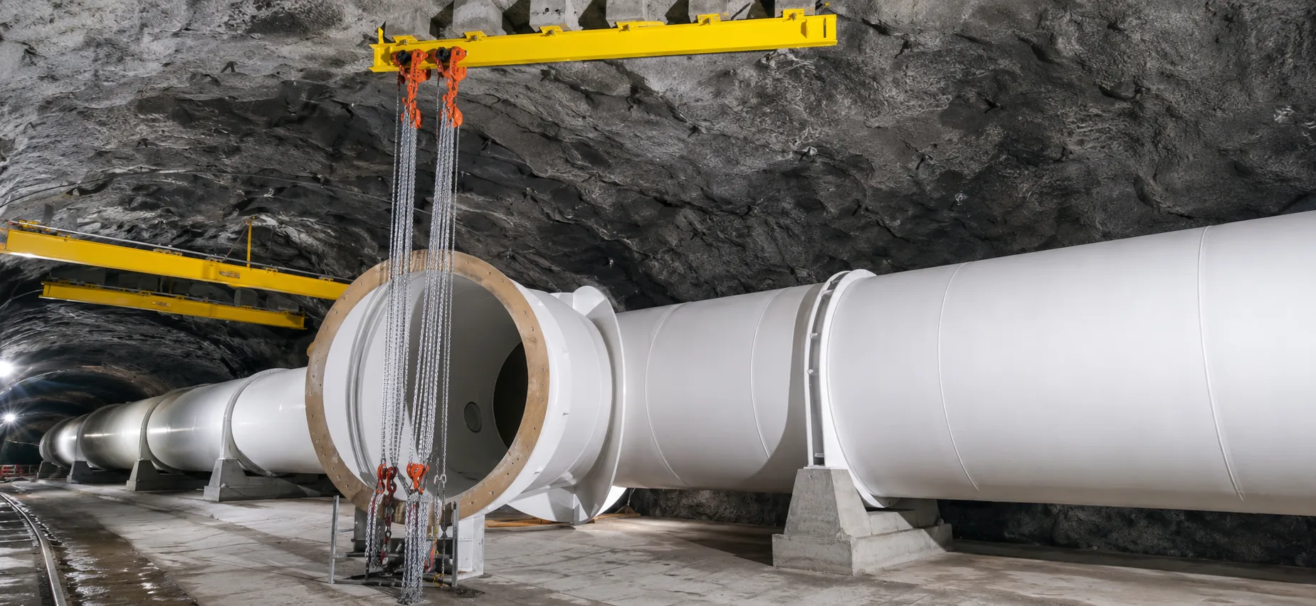 Tubería forzada de gran diámetro instalada en túnel subterráneo