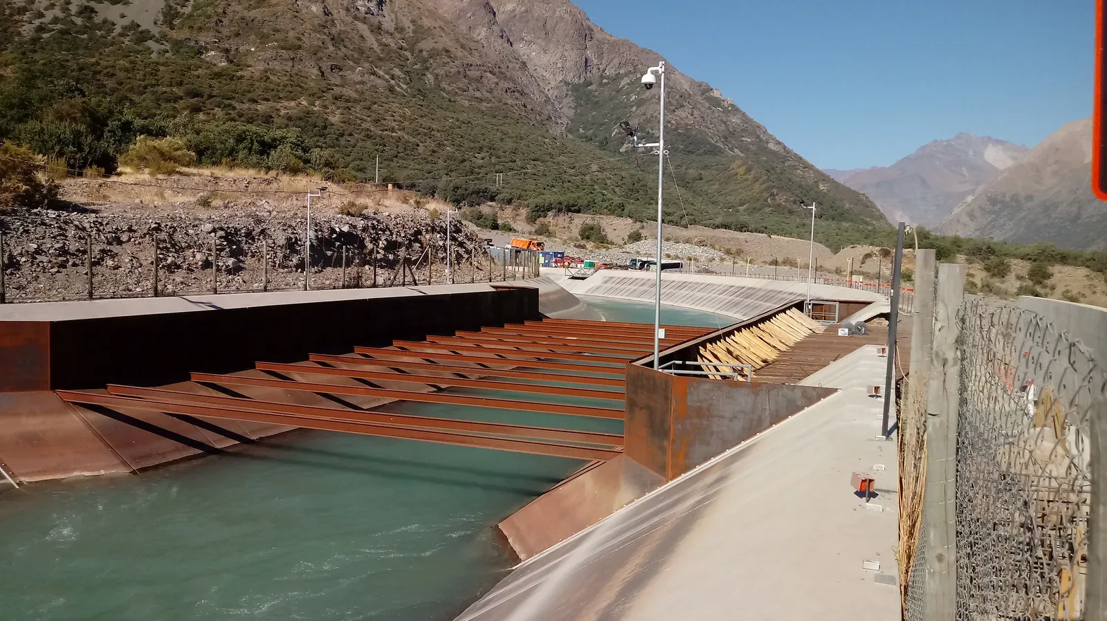 Montaje de tubería forzada con grúa en ladera boscosa